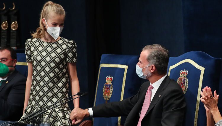 El Rey Felipe coge la mano de la Princesa Leonor en los Premios Princesa de Asturias 2021