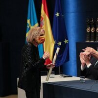 La Princesa Leonor entrega el diploma a Gloria Steinem en los Premios Princesa de Asturias 2021