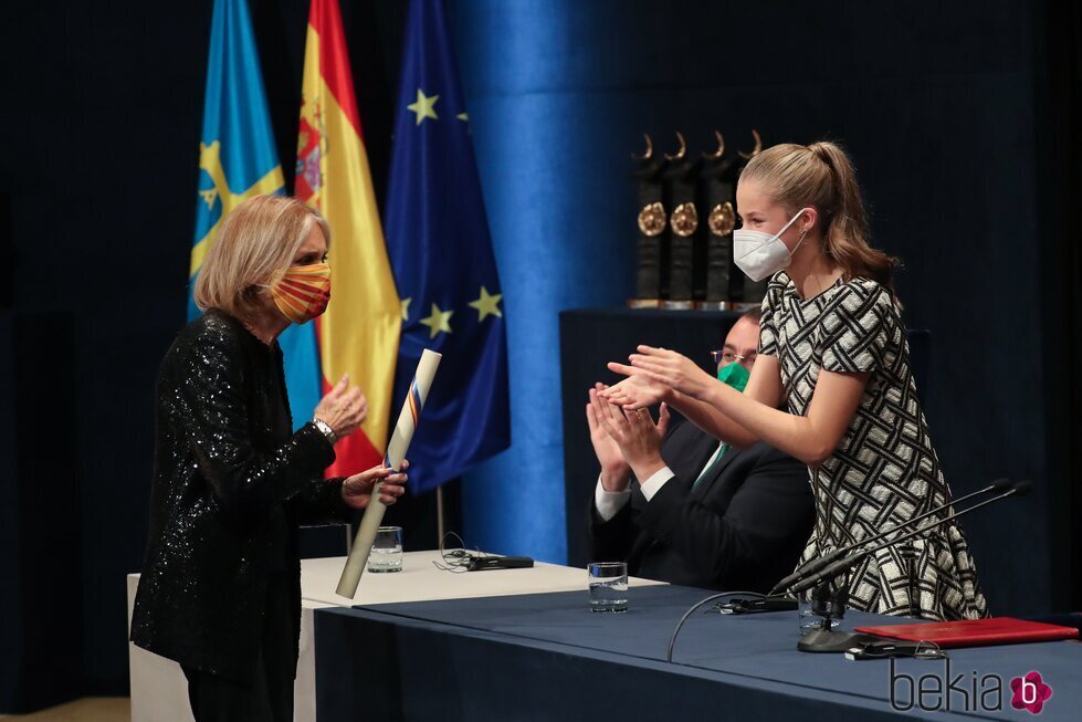 La Princesa Leonor entrega el diploma a Gloria Steinem en los Premios Princesa de Asturias 2021