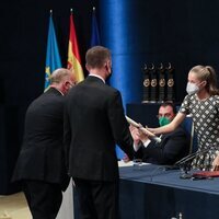 La Princesa Leonor entrega el diploma a José Andrés y Nate Mook en los Premios Princesa de Asturias 2021