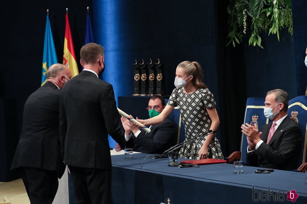 La Princesa Leonor entrega el diploma a José Andrés y Nate Mook en los Premios Princesa de Asturias 2021