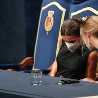 La Reina Letizia y la Infanta Sofía comparten confidencias en los Premios Princesa de Asturias 2021