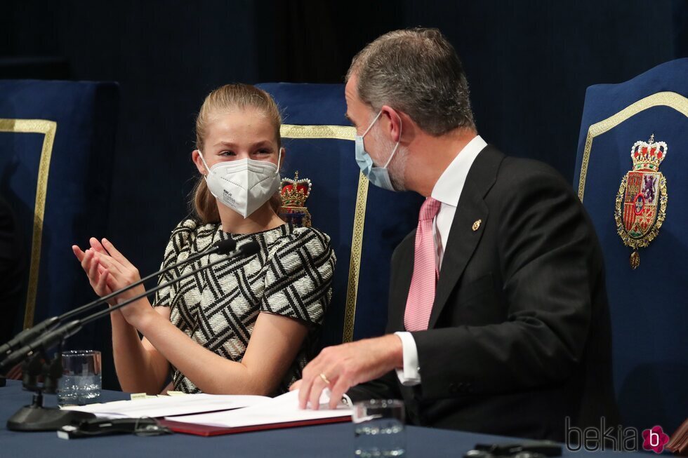 El Rey Felipe habla con la Princesa Leonor en los Premios Princesa de Asturias 2021