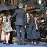 El Rey Felipe, muy cariñoso con la Princesa Leonor en presencia la Reina Letizia en los Premios Princesa de Asturias 2021