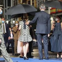 El Rey Felipe, muy cariñoso con la Princesa Leonor en presencia la Reina Letizia en los Premios Princesa de Asturias 2021