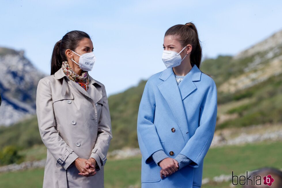 La Reina Letizia y la Infanta Sofía durante la visita a Santa María del Puerto, Pueblo Ejemplar 2021