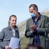 El Rey Felipe aplaudiendo el discurso de la Princesa Leonor en Santa María del Puerto, Pueblo Ejemplar 2021