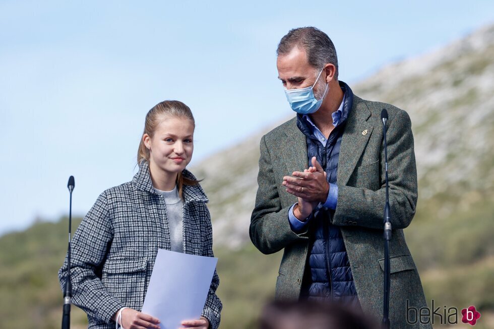 El Rey Felipe aplaudiendo el discurso de la Princesa Leonor en Santa María del Puerto, Pueblo Ejemplar 2021