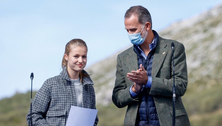 El Rey Felipe aplaudiendo el discurso de la Princesa Leonor en Santa María del Puerto, Pueblo Ejemplar 2021