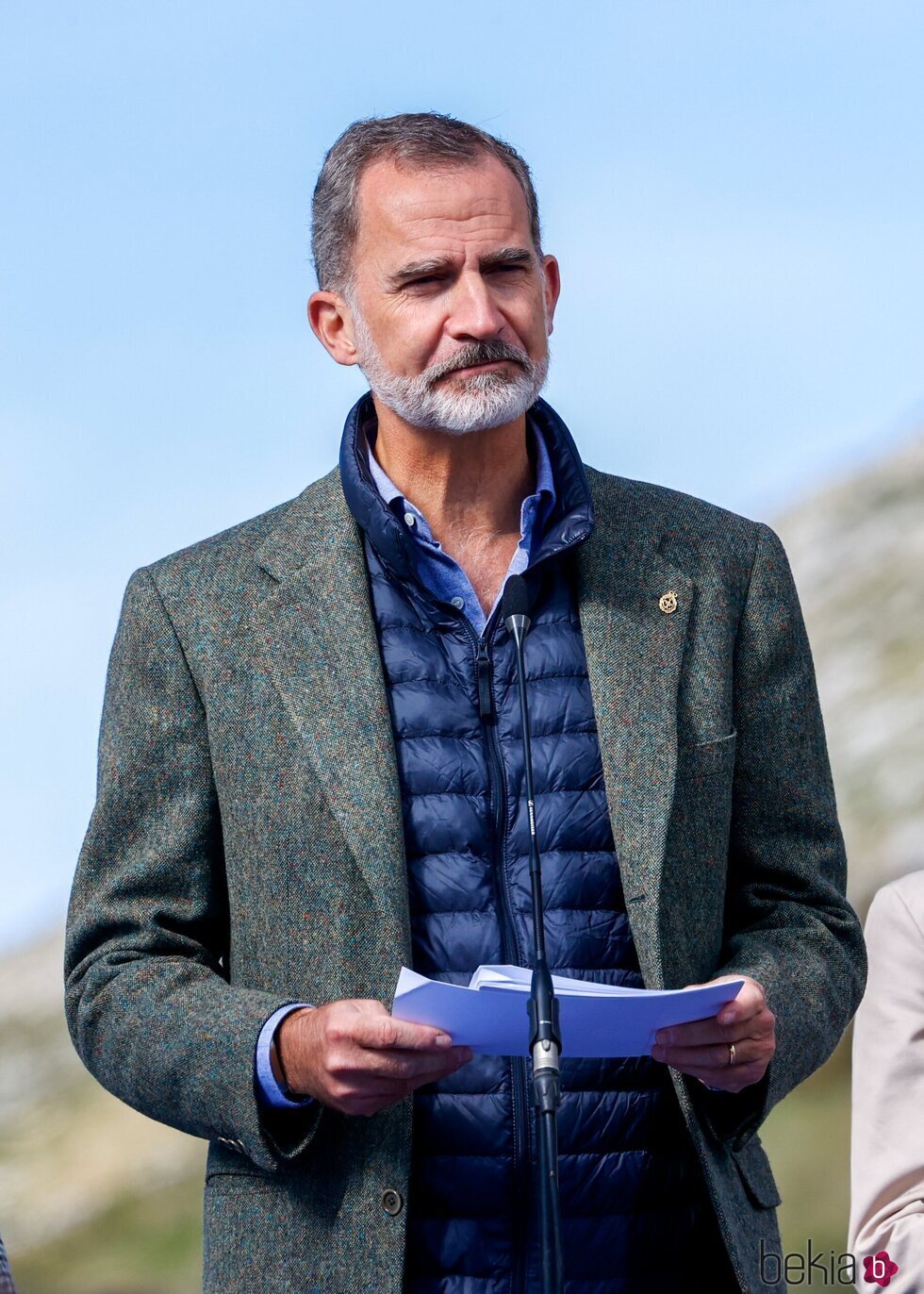 El Rey Felipe dando un discurso durante la visita a Santa María del Puerto, Pueblo Ejemplar 2021