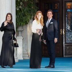 Eugenia de York, Beatriz de York y Edoardo Mapelli Mozzi en la boda de Felipe de Grecia y Nina Flohr