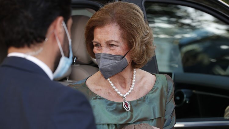 La Reina Sofía con el rubí cabujón de Federica de Grecia en la boda de Felipe de Grecia y Nina Flohr