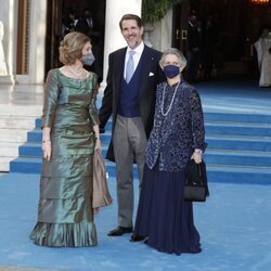 La Reina Sofía e Irene de Grecia con su sobrino Pablo de Grecia en la boda de Felipe de Grecia y Nina Flohr