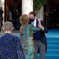 La Reina Sofía y Pablo de Grecia se saludan con un beso en la boda de Felipe de Grecia y Nina Flohr