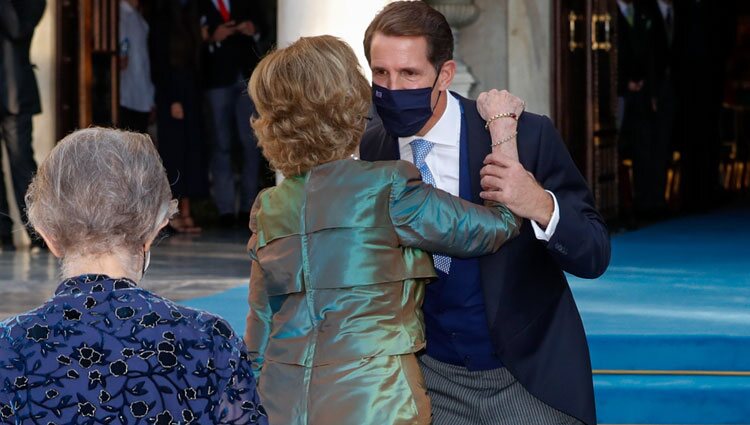 La Reina Sofía y Pablo de Grecia se saludan con un beso en la boda de Felipe de Grecia y Nina Flohr