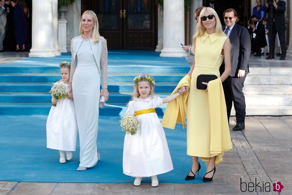 Alice Naylor-Leyland y Sabine Getty en la boda de Felipe de Grecia y Nina Flohr