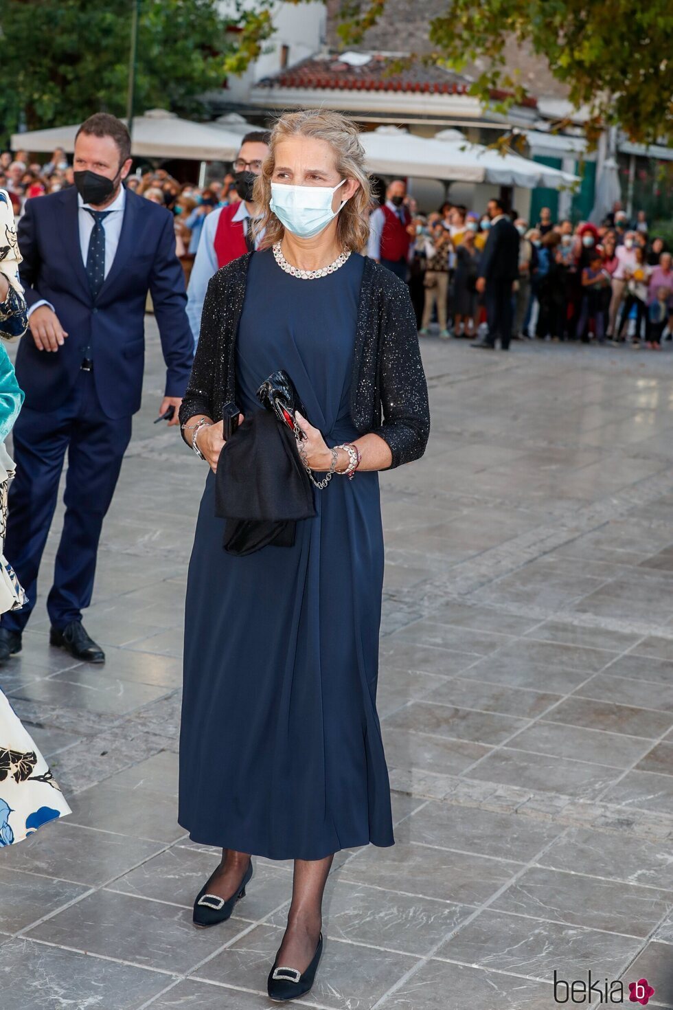 La Infanta Elena con mascarilla en la boda de Felipe de Grecia y Nina Flohr