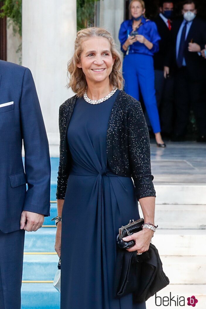 La Infanta Elena, muy sonriente en la boda de Felipe de Grecia y Nina Flohr