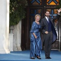 Felipe de Grecia, del brazo de su madre, Ana María de Grecia, en su boda con Nina Flohr