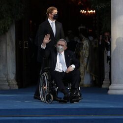 Constantino de Grecia con su nieto Constantino Alexios de Grecia en la boda de Felipe de Grecia y Nina Flohr