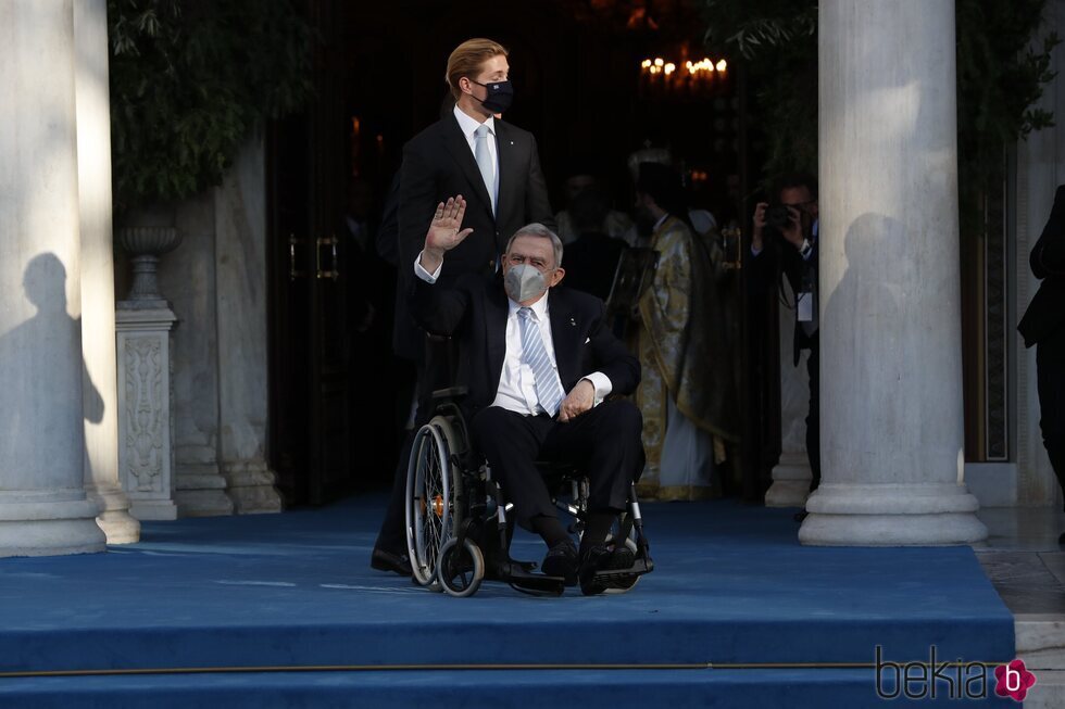 Constantino de Grecia con su nieto Constantino Alexios de Grecia en la boda de Felipe de Grecia y Nina Flohr