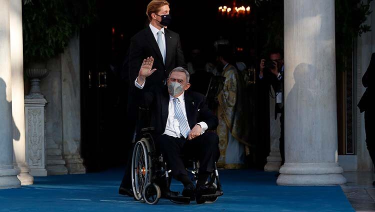 Constantino de Grecia con su nieto Constantino Alexios de Grecia en la boda de Felipe de Grecia y Nina Flohr