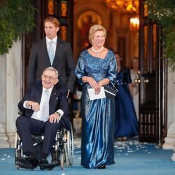 Constantino y Ana María de Grecia con su nieto Constantino Alexios de Grecia en la boda de Felipe de Grecia y Nina Flohr