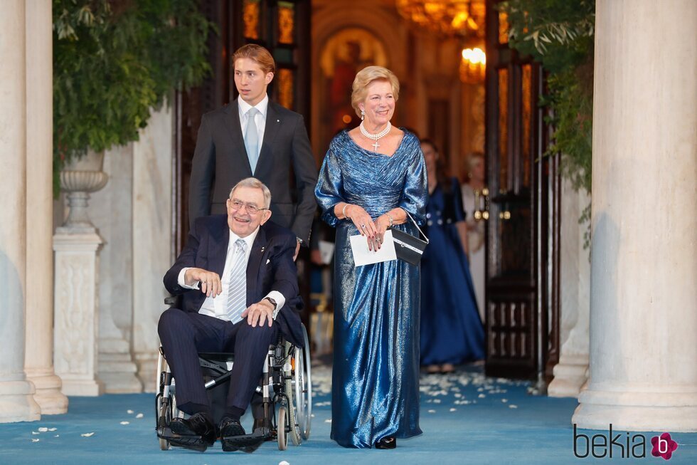 Constantino y Ana María de Grecia con su nieto Constantino Alexios de Grecia en la boda de Felipe de Grecia y Nina Flohr