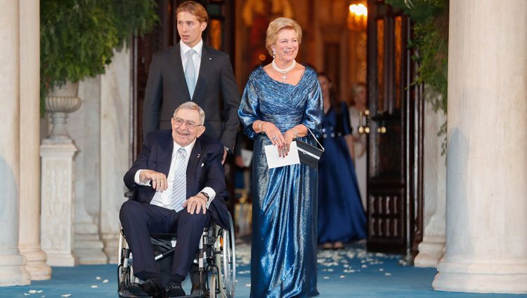 Constantino y Ana María de Grecia con su nieto Constantino Alexios de Grecia en la boda de Felipe de Grecia y Nina Flohr