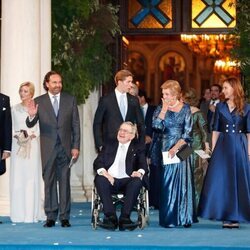 Pablo y Marie Chantal de Grecia, Constantino Alexios de Grecia, Constantino y Ana María de Grecia y los padres de Nina Flohr en la boda de Felipe de Grecia