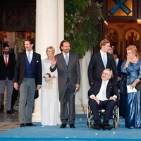 Pablo y Marie Chantal de Grecia, Constantino Alexios de Grecia, Constantino y Ana María de Grecia y los padres de Nina Flohr en la boda de Felipe de Grecia