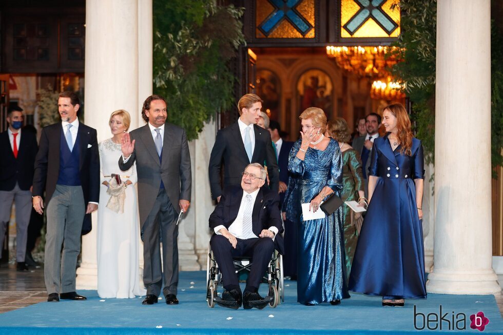 Pablo y Marie Chantal de Grecia, Constantino Alexios de Grecia, Constantino y Ana María de Grecia y los padres de Nina Flohr en la boda de Felipe de Grecia