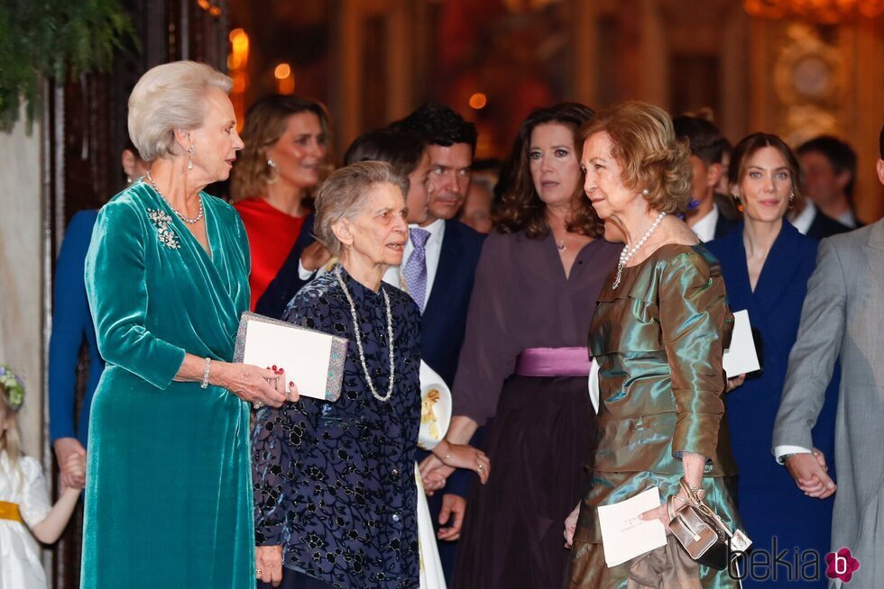 Benedicta de Dinamarca, Irene de Grecia y la Reina Sofía hablando en la boda de Felipe de Grecia y Nina Flohr