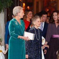 Benedicta de Dinamarca, Irene de Grecia y la Reina Sofía hablando en la boda de Felipe de Grecia y Nina Flohr