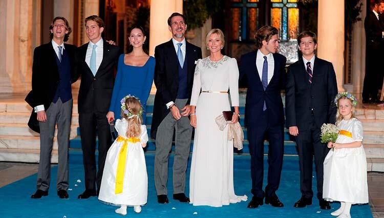 Pablo y Marie Chantal de Grecia con sus hijos Olympia, Constantino, Achileas, Odysseas y Aristides de Grecia en la boda de Felipe de Grecia y Nina Flohr