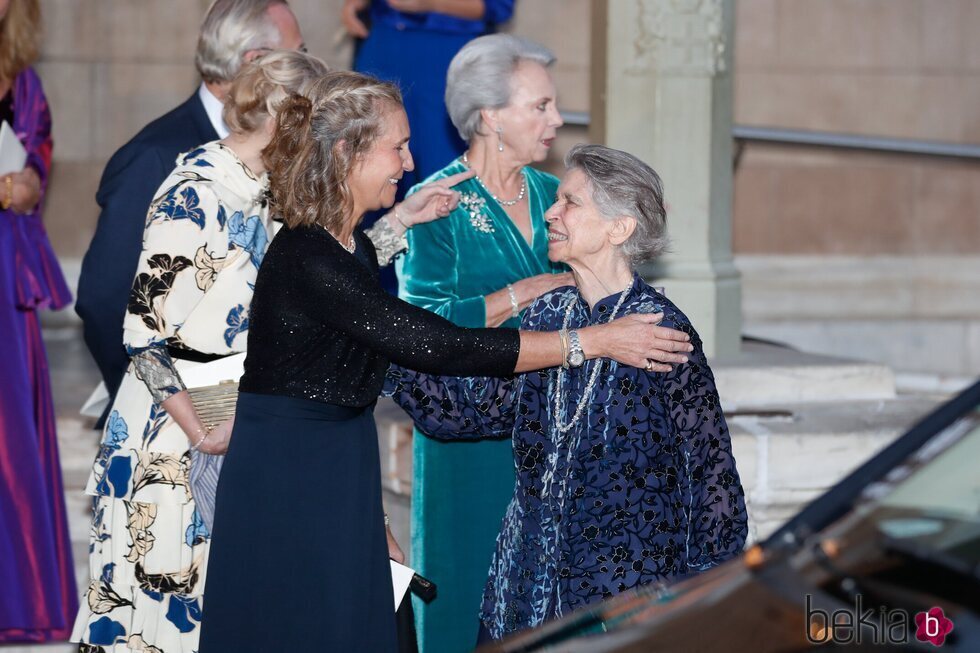 La Infanta Elena e Irene de Grecia se saludan en la boda de Felipe de Grecia y Nina Flohr