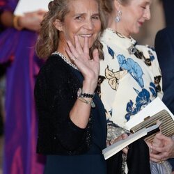 La Infanta Elena saluda muy sonriente en la boda de Felipe de Grecia y Nina Flohr