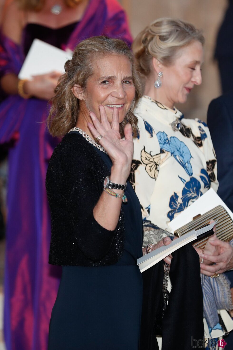 La Infanta Elena saluda muy sonriente en la boda de Felipe de Grecia y Nina Flohr