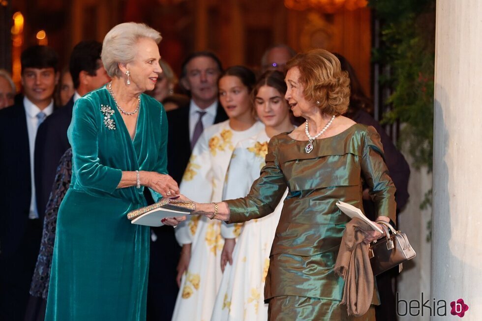 Benedicta de Dinamarca y la Reina Sofía en la boda de Felipe de Grecia y Nina Flohr