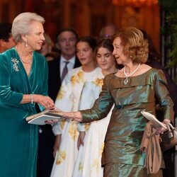 Benedicta de Dinamarca y la Reina Sofía en la boda de Felipe de Grecia y Nina Flohr