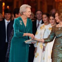 Benedicta de Dinamarca y la Reina Sofía en la boda de Felipe de Grecia y Nina Flohr