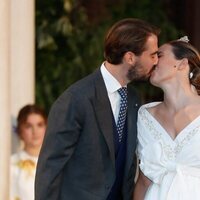 Felipe de Grecia y Nina Flohr dándose un beso en su boda