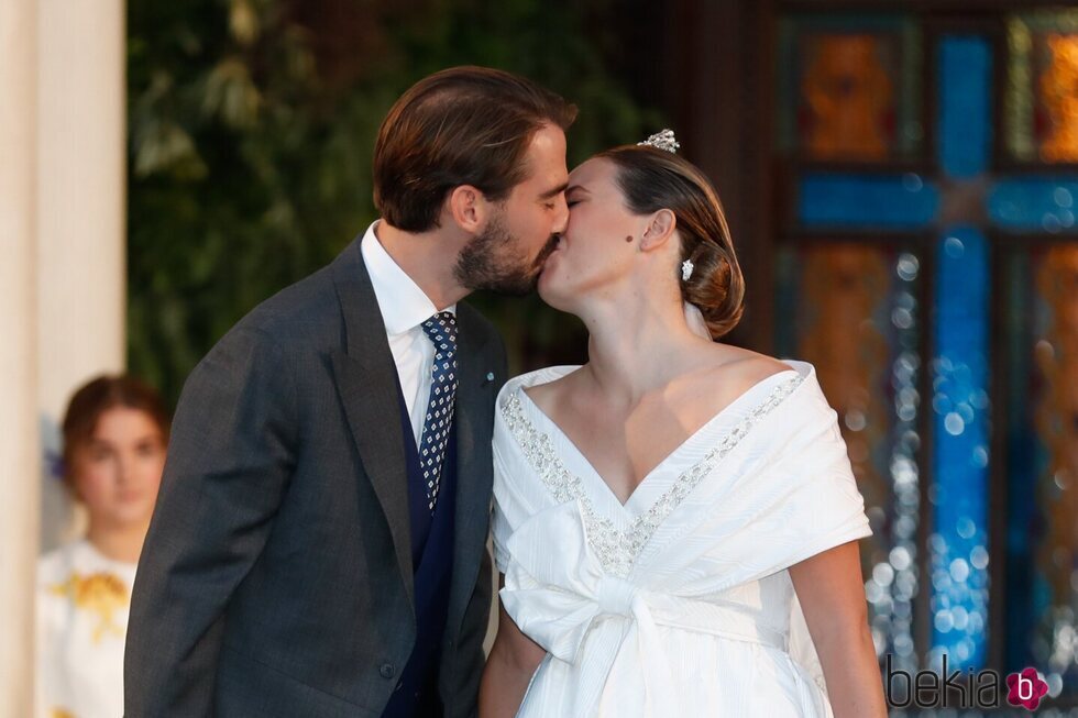 Felipe de Grecia y Nina Flohr dándose un beso en su boda