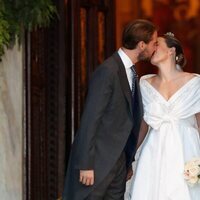 Felipe de Grecia y Nina Flohr besándose en su boda