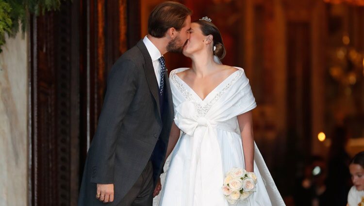 Felipe de Grecia y Nina Flohr besándose en su boda