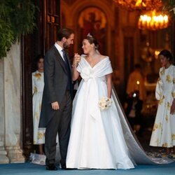 Felipe de Grecia y Nina Flohr se miran enamorados en su boda