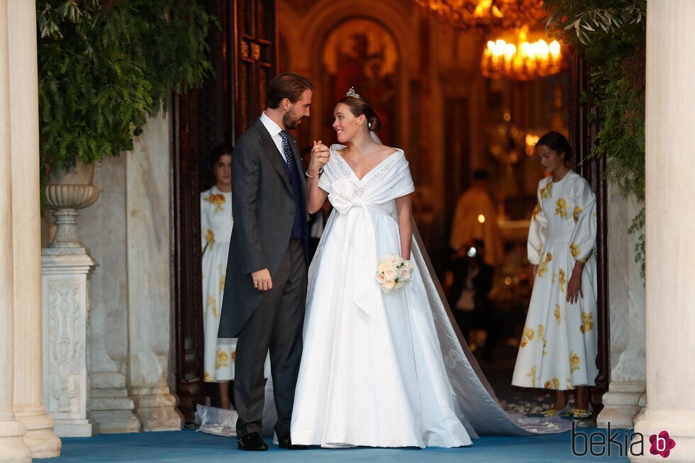 Felipe de Grecia y Nina Flohr se miran enamorados en su boda