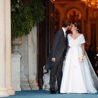 Felipe de Grecia y Nina Flohr se dan un beso en su boda