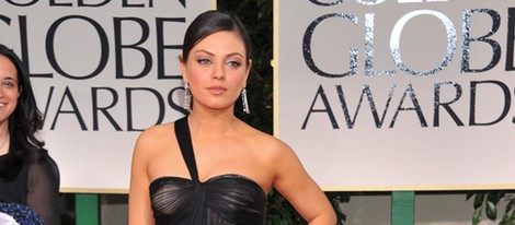 Mila Kunis en la alfombra roja de los Globos de Oro 2012