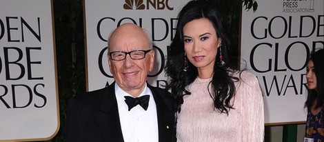 Rupert Murdoch y Wendi Deng en la alfombra roja de los Globos de Oro 2012